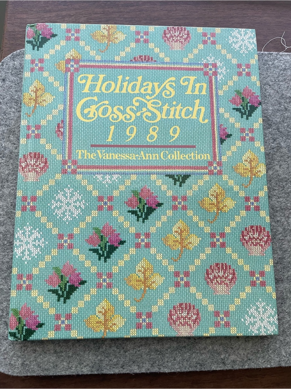 HOLIDAYS IN CROSS STITCH 1989 The Vanessa-Ann Collection Book  Hard back EUC